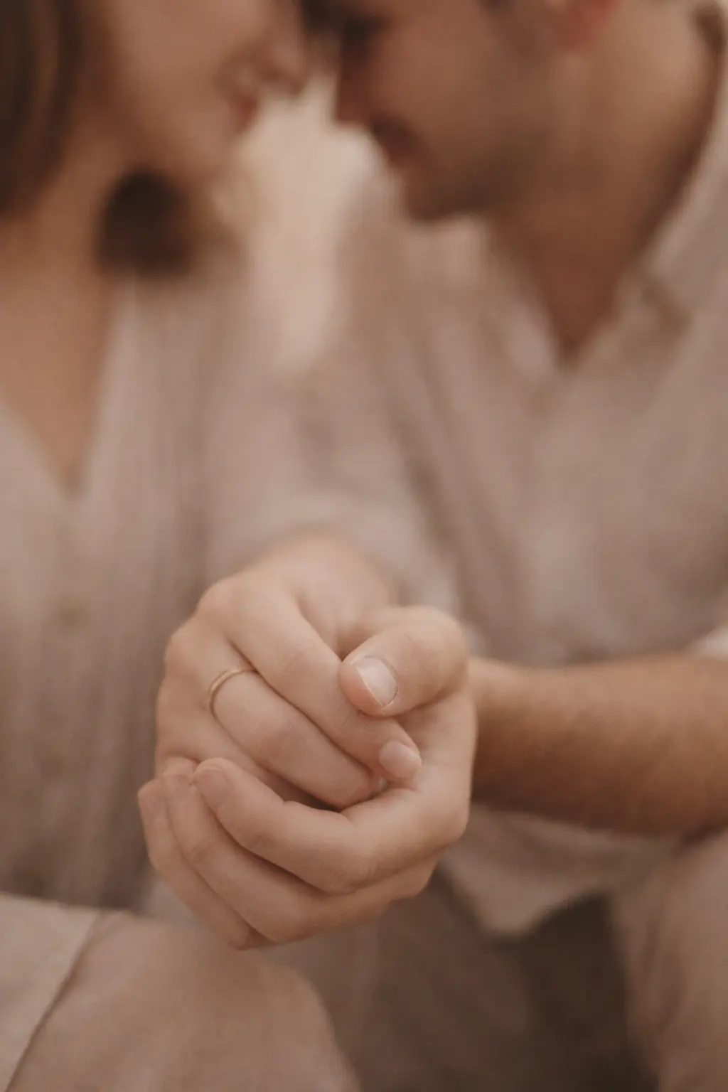 couple-holding-hands